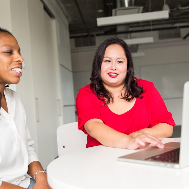 Two_women_with_laptop